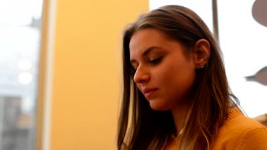 Arka planda arabalı smartphone cep telefonu ile kafe - bilgisayar, kahve ve pasta arka planda - kentsel sokakta kadın çalışıyor