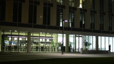 Modern bina ve insanlar üzerinden zaman ve iç boş Restoran (bar) bırakma bina ofis - bırakın dışında - gece