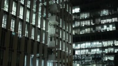 İş binaları (Ofis) - gece - ışıkları ile windows - city - portre