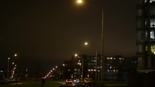 Stad: stedelijke straat met auto's - zakelijke gebouwen (kantoren) - nacht - windows met verlichting — Stockvideo