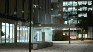 Modern bina ve insanların zaman bırakma bina ofis - bırakın