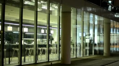 İç boş Restoran (bar)--dan dış - gece - portre