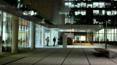 Modern bina ve bir grup insan zaman bırakma bina ofis - bırakın