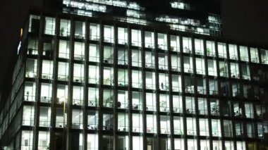 İş binaları (kurumlar) - gece - ışıkları ile windows - şehir