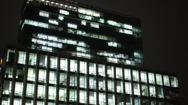 İş binaları (kurumlar) - gece - ışıkları ile windows - şehir