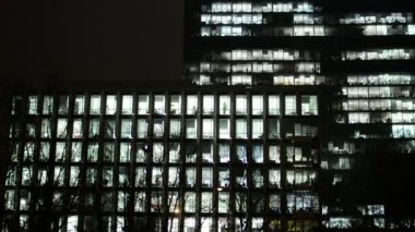 İş binaları (Ofis) - gece - ışıkları ile windows - city - yapraksız ağaçlar