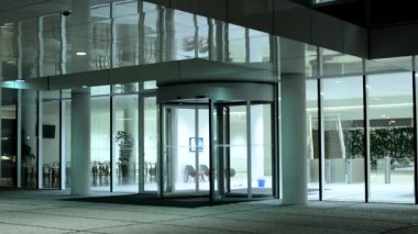 Modern bina ve insanların zaman bırakma bina ofis - bırakın