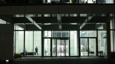 Modern bina ve insanların zaman bırakma bina ofis - bırakın