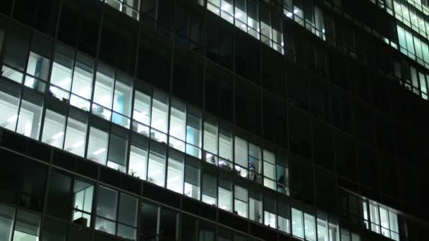 Edificio de negocios (oficinas) - noche - ventanas con luces - primer plano — Vídeo de stock