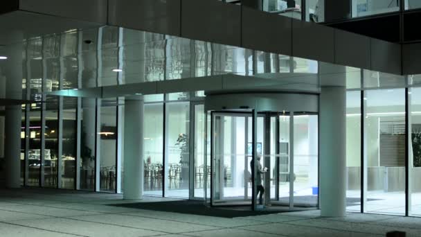 Edifício moderno e as pessoas saem e entram para o escritório do edifício — Vídeo de Stock