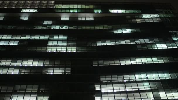Бизнес-здание (офисы) - ночь - окна с огнями — стоковое видео