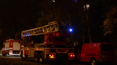 -Araba ile kentsel sokak - itfaiye arabası merdiven ile (daireler) bina önünde itfaiye arabası (araba)