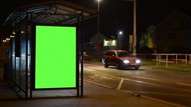 Otobüs durağı - billboard - yeşil ekran - gece - kentsel sokak arabalar ile
