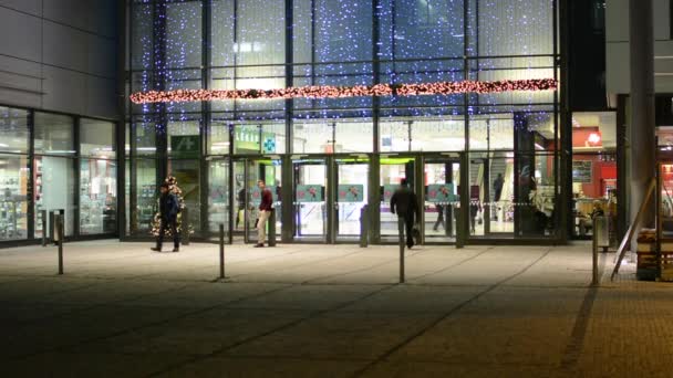 Centro comercial exterior noche - entrada o salida - luces de Navidad — Vídeo de stock