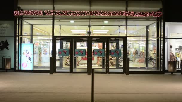 Außen-Shopping-Center Nacht - Eingang oder Ausgang - Weihnachtsbeleuchtung — Stockvideo