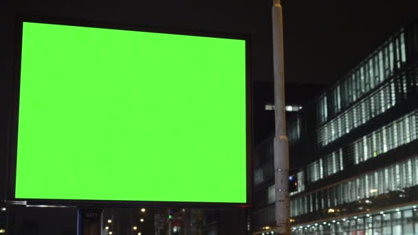 Billboard - зелений екран - ніч - вікна будівлі (офіси) — стокове відео