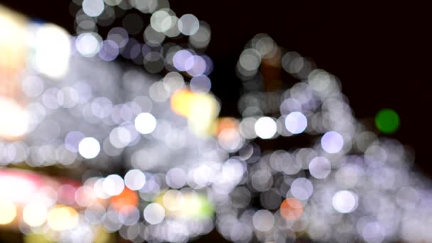 -色のクリスマス ライト - 夜 - ソフトで飾られた都市木の背景がぼやけています。 — ストック動画