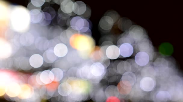 Arrière-plan - arbre urbain décoré de lumières de Noël de couleur - nuit - flou 