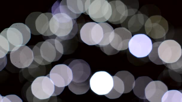 Arrière-plan - arbre urbain décoré de lumières de Noël - nuit - très floue 