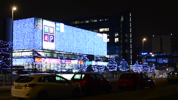 Budynek (centrum handlowe) Boże Narodzenie światła z samochodów - miasto: miejskich ulic - noc — Wideo stockowe