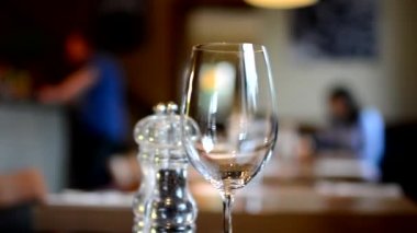 Restoran - tuz mahzeni ile boş şarap gözlük - insanlar arka planda