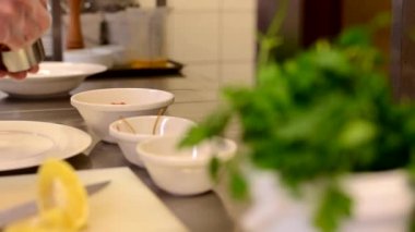 Şef gıda - biftek tartare hazırlar.