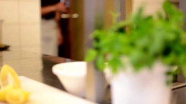 Garson müşteriler için mutfaktan yiyecek taşır