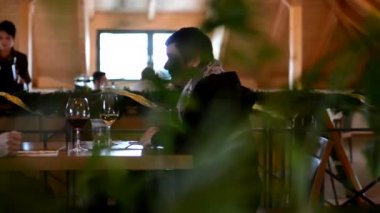 Mutlu çift (iç) - restoranda garson yemekleri için müşterilerine hizmet vermektedir