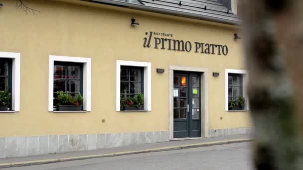 Šťastný pár vchod do restaurace - exteriér — Stock video