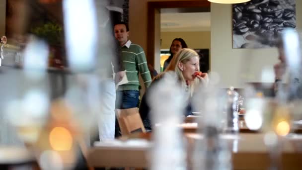Mutlu çift için Restoran girişinde ve garson ile konuşmak - insanlar restoranda yemek — Stok video