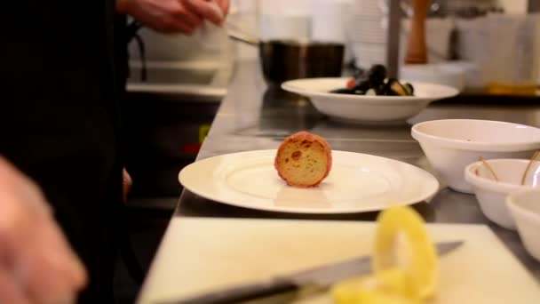 Chef-koks bereidt voedsel - filet américain en zie shell — Stockvideo