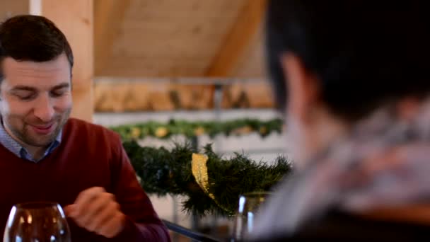 Pareja feliz en el restaurante - hombre come comida - primer plano — Vídeos de Stock