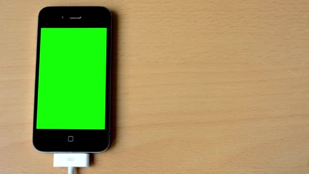 Smartphone - groene scherm - kabel - tabel — Stockvideo