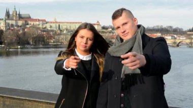 Mutlu çift kamera - köprü - şehir (Prag) arka planda işaret