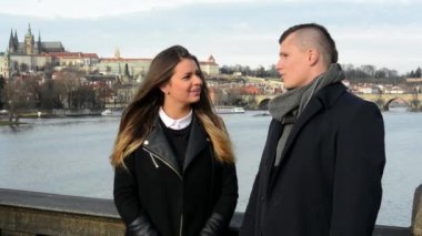 Mutlu çift (konuşma) Köprüsü - şehir (Prag) arka planda konuşmak