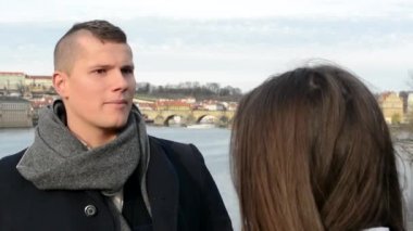 Mutlu çift (sohbet) - adam gülümsüyor - city (Prag) arka plan - adam vurdu - tatlı konuşmak