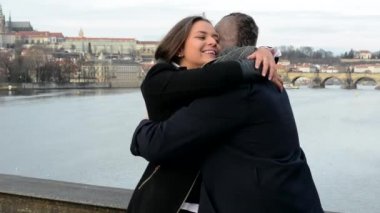 Adam sürprizler kadın - genç modeli çift aşık - mutlu çift öpücük ve kucaklama - şehir (Prag) arka planda