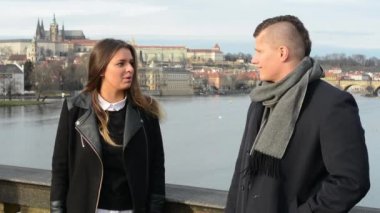 Mutsuz çift köprüde - kadın Kiralık katil ve bırak - şehir (Prag) arka planda iddia