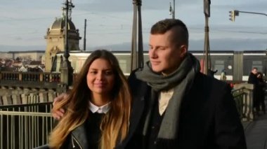 Genç çift aşık City - park - güneşli - arabalar ve insanlar arka planda ile köprü yürüyüş modeli