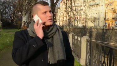 Yakışıklı delikanlı telefon ve yürüyüş filialı üzrə - park