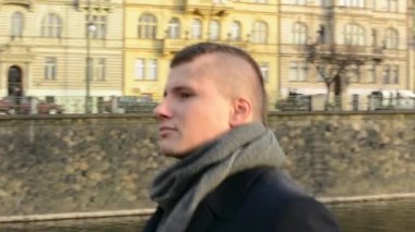 Genç yakışıklı adam yürümek şehir - portre