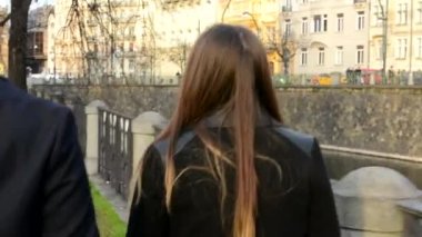 Arkadan vurdu filialı üzrə - mutlu çift yürümek