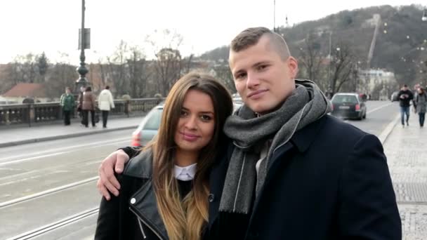 Pareja feliz en el amor sonrisa a la cámara en el puente en la ciudad - coches — Vídeos de Stock