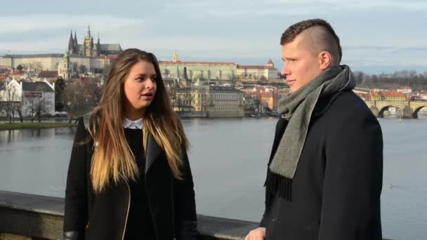 Ongelukkige paar betogen op brug - stad (Praag) op achtergrond — Stockvideo