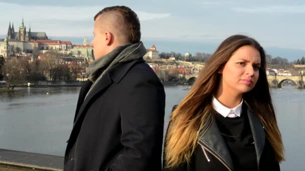 Casal infeliz na ponte - cidade (Praga) no fundo — Vídeo de Stock