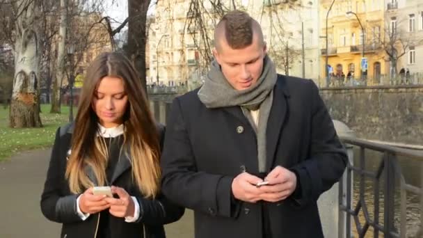 Şehir ve iş smartphone cep telefonu ile bir çift yürüyüş — Stok video