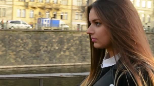 Молодая привлекательная женщина гуляет по городу - крупный план — стоковое видео