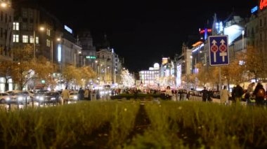 Wenceslas Meydanı ile insanlar ve arabalar - binalar - gece