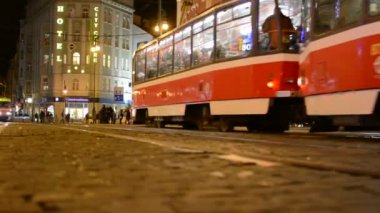 Kentsel street city - bina - gece - Noel pazarı insanlarla tramvay ile