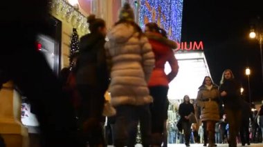 İnsanlar - Noel süslemeleri ile alışveriş merkezi girişinde